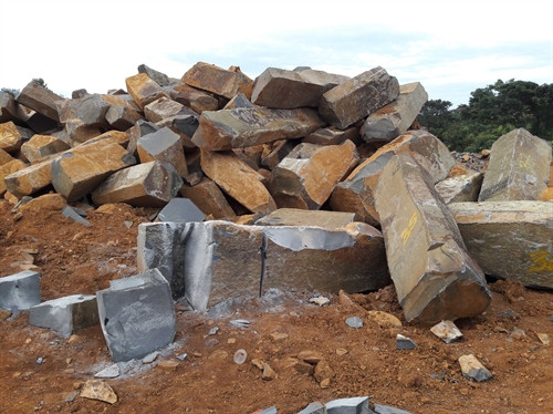 Khai thác đá trái phép tại khu vực tiếp giáp với thác Cột Đá. Ảnh: Hưng Thịnh - TTXVN Khai thác đá trái phép tại khu vực tiếp giáp với thác Cột Đá. Ảnh: Hưng Thịnh - TTXVN