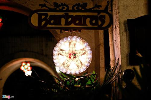 Philippines là quốc gia có dân số theo đạo Thiên Chúa lớn nhất châu Á. Đây cũng là một trong những đất nước đón Noel dài nhất thế giới. Người dân bắt đầu trang hoàng nhà cửa từ đầu tháng 9. Không khí Giáng sinh len lỏi vào mọi ngóc ngách của cuộc sống nơi đây. Từ đường phố, nhà hàng cho đến các trung tâm thương mại đều ngập tràn trong ánh nến, đèn màu. Những cây thông khổng lồ, nhà tuyết, ông già Noel, xe kéo tuần lộc đều đã sẵn sàng cho ngày lễ cuối năm. Tannya, hướng dẫn viên du lịch địa phương nói: "Người dân Philippines rất coi trọng lễ Giáng sinh. Nhiều nghi lễ có từ thế kỷ 16 vẫn được họ duy trì đến giờ". Lễ tân một khách sạn ở thủ đô Manila cũng thay đồng phục Noel để đón khách. Từ đầu tháng 9, những bài hát về Giáng sinh đã bắt đầu vang lên khắp nơi trên đất nước. Không khí Giáng sinh ở Philippines có nhiều nét tương đồng với các quốc gia phương Tây. Khắp nơi trên đất nước này là những nhà thờ cổ được xây dựng từ giai đoạn thuộc địa Tây Ban Nha. Điều khiến Giáng sinh ở Philippines trở nên khác biệt là hầu hết dân số ở đây đều theo đạo Thiên Chúa. Từ nhà ra phố, trên những chiếc xe Jeepney rong ruổi ngập tràn hình ảnh của ngày lễ. Các trung tâm thương mại dành một diện tích lớn trưng bày các vật dụng trang trí cho Giáng sinh. Những cây thông Noel với kích cỡ, kiểu dáng, màu sắc khác nhau được bày bán từ vài trăm nghìn đến vài triệu đồng. Người dân ở Philippines không sắm sửa cho Noel cùng lúc, thi thoảng họ lại đi chợ, siêu thị để mua thêm vài món đồ trang trí. Đây là một trong những lý do vì sao ở đây có thể đón Giáng sinh trong thời gian dài như vậy. Dù có theo đạo Thiên Chúa hay không thì bạn cũng nên một lần đến Philippines để hoà mình vào không khí Noel sôi động nơi đây. Việc di chuyển từ Việt Nam đến Philippines cũng đơn giản hơn trước. Vé máy bay rẻ, chi phí dịch vụ thấp kèm nhiều nét tương đồng về văn hoá khiến Philippines trở thành một trong những điểm đến hấp dẫn nhất mùa Noel của cộng đồng du lịch Việt. Tại đây, bạn cũng có thể dễ dàng tìm mua những món quà Giáng sinh hấp dẫn cho gia đình và bản thân. Các con chiên sẽ tập trung trong nhà thờ từ rất sớm. Họ thắp đèn với nhiều màu sắc và bắt đầu cầu nguyện cùng nhau. Ngoài ra, người Philippines còn có lễ hội đèn lồng khổng lồ. Những chiếc đèn lồng hình ông sao trong dịp giáng sinh của người Philippines được gọi là Parol. Philippines là quốc gia có dân số theo đạo Thiên Chúa lớn nhất châu Á. Đây cũng là một trong những đất nước đón Noel dài nhất thế giới. Người dân bắt đầu trang hoàng nhà cửa từ đầu tháng 9. Không khí Giáng sinh len lỏi vào mọi ngóc ngách của cuộc sống nơi đây. Từ đường phố, nhà hàng cho đến các trung tâm thương mại đều ngập tràn trong ánh nến, đèn màu. Những cây thông khổng lồ, nhà tuyết, ông già Noel, xe kéo tuần lộc đều đã sẵn sàng cho ngày lễ cuối năm. Tannya, hướng dẫn viên du lịch địa phương nói: "Người dân Philippines rất coi trọng lễ Giáng sinh. Nhiều nghi lễ có từ thế kỷ 16 vẫn được họ duy trì đến giờ". Lễ tân một khách sạn ở thủ đô Manila cũng thay đồng phục Noel để đón khách. Từ đầu tháng 9, những bài hát về Giáng sinh đã bắt đầu vang lên khắp nơi trên đất nước. Không khí Giáng sinh ở Philippines có nhiều nét tương đồng với các quốc gia phương Tây. Khắp nơi trên đất nước này là những nhà thờ cổ được xây dựng từ giai đoạn thuộc địa Tây Ban Nha. Điều khiến Giáng sinh ở Philippines trở nên khác biệt là hầu hết dân số ở đây đều theo đạo Thiên Chúa. Từ nhà ra phố, trên những chiếc xe Jeepney rong ruổi ngập tràn hình ảnh của ngày lễ. Các trung tâm thương mại dành một diện tích lớn trưng bày các vật dụng trang trí cho Giáng sinh. Những cây thông Noel với kích cỡ, kiểu dáng, màu sắc khác nhau được bày bán từ vài trăm nghìn đến vài triệu đồng. Người dân ở Philippines không sắm sửa cho Noel cùng lúc, thi thoảng họ lại đi chợ, siêu thị để mua thêm vài món đồ trang trí. Đây là một trong những lý do vì sao ở đây có thể đón Giáng sinh trong thời gian dài như vậy. Dù có theo đạo Thiên Chúa hay không thì bạn cũng nên một lần đến Philippines để hoà mình vào không khí Noel sôi động nơi đây. Việc di chuyển từ Việt Nam đến Philippines cũng đơn giản hơn trước. Vé máy bay rẻ, chi phí dịch vụ thấp kèm nhiều nét tương đồng về văn hoá khiến Philippines trở thành một trong những điểm đến hấp dẫn nhất mùa Noel của cộng đồng du lịch Việt. Tại đây, bạn cũng có thể dễ dàng tìm mua những món quà Giáng sinh hấp dẫn cho gia đình và bản thân. Các con chiên sẽ tập trung trong nhà thờ từ rất sớm. Họ thắp đèn với nhiều màu sắc và bắt đầu cầu nguyện cùng nhau. Ngoài ra, người Philippines còn có lễ hội đèn lồng khổng lồ. Những chiếc đèn lồng hình ông sao trong dịp giáng sinh của người Philippines được gọi là Parol.