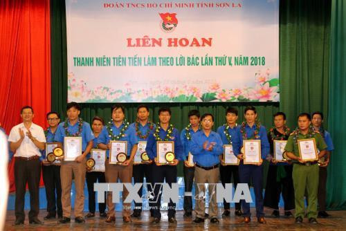 Đại diện 53 cá nhân đạt thành tích xuất sắc trong phong trào học tập và làm theo tư tưởng, đạo đức, phong cách Hồ Chí Minh. Ảnh: Diệp Anh - TTXVN Đại diện 53 cá nhân đạt thành tích xuất sắc trong phong trào học tập và làm theo tư tưởng, đạo đức, phong cách Hồ Chí Minh. Ảnh: Diệp Anh - TTXVN