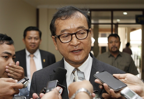 Trong ảnh (tư liệu): Ông Sam Rainsy trả lời phỏng vấn báo chí ở Phnom Penh ngày 19/12/2014. AFP/TTXVN