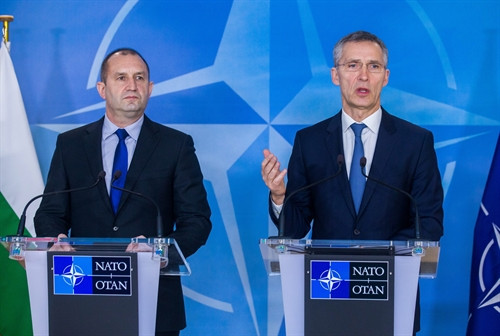 Tân Tổng thống Bulgaria Rumen Radev (trái) và Tổng Thư ký NATO Jens Stoltenberg (phải) tại cuộc họp báo tại trụ sở NATO ở Brussels, Bỉ ngày 31/1. EPA/TTXVN
