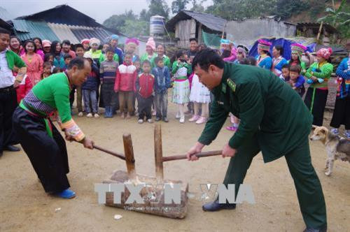 Bộ đội biên phòng cùng tham gia giã bánh giầy với đồng bào Mông ở bản Pù Đứa, xã Quang Chiểu trong dịp Tết. Ảnh: Duy Hưng - TTXVN Bộ đội biên phòng cùng tham gia giã bánh giầy với đồng bào Mông ở bản Pù Đứa, xã Quang Chiểu trong dịp Tết. Ảnh: Duy Hưng - TTXVN