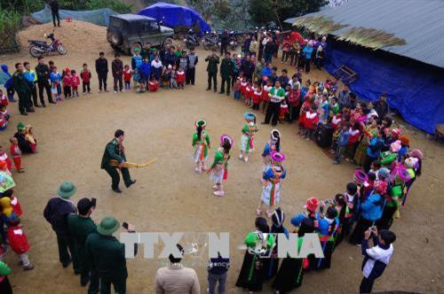 Bộ đội biên phòng tham gia múa khèn với bà con dân bản Pù Đứa, xã Quang Chiểu. Ảnh: Duy Hưng - TTXVN Bộ đội biên phòng tham gia múa khèn với bà con dân bản Pù Đứa, xã Quang Chiểu. Ảnh: Duy Hưng - TTXVN