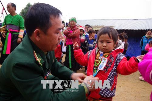 Bộ đội biên phòng tặng áo ấm cho em bé. Ảnh: Duy Hưng-TTXVN Bộ đội biên phòng tặng áo ấm cho em bé. Ảnh: Duy Hưng-TTXVN