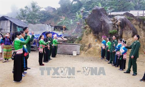 Bộ đội biên phòng tham gia ném còn với bà con dân bản Pù Đứa, xã Quang Chiểu. Ảnh: Duy Hưng - TTXVN Bộ đội biên phòng tham gia ném còn với bà con dân bản Pù Đứa, xã Quang Chiểu. Ảnh: Duy Hưng - TTXVN