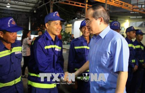Bí thư Thành ủy Thành phố Hồ Chí Minh Nguyễn Thiện Nhân thăm và chúc Tết công nhân vệ sinh môi trường. Ảnh: Xuân Dự - TTXVN