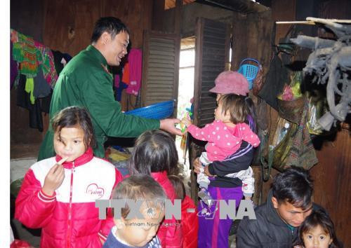 Bộ đội biên phòng cắm bản chia kẹo cho trẻ em người Mông ở bản Pù Đứa xã Quang Chiểu trong dịp năm mới. Ảnh: Duy Hưng - TTXVN Bộ đội biên phòng cắm bản chia kẹo cho trẻ em người Mông ở bản Pù Đứa xã Quang Chiểu trong dịp năm mới. Ảnh: Duy Hưng - TTXVN