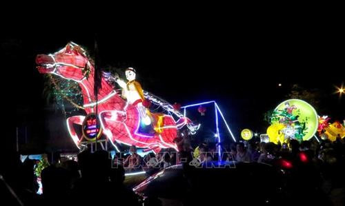 Những mô hình đèn lồng khổng lồ được người dân xứ Tuyên chuyển hóa từ những câu chuyện cổ tích, truyện ngụ ngôn, danh lam thắng cảnh. Ảnh: Văn Tý-TTXVN Những mô hình đèn lồng khổng lồ được người dân xứ Tuyên chuyển hóa từ những câu chuyện cổ tích, truyện ngụ ngôn, danh lam thắng cảnh. Ảnh: Văn Tý-TTXVN Những mô hình đèn lồng khổng lồ được người dân xứ Tuyên chuyển hóa từ những câu chuyện cổ tích, truyện ngụ ngôn, danh lam thắng cảnh. Ảnh: Văn Tý-TTXVN Những mô hình đèn lồng khổng lồ được người dân xứ Tuyên chuyển hóa từ những câu chuyện cổ tích, truyện ngụ ngôn, danh lam thắng cảnh. Ảnh: Văn Tý-TTXVN Khoảng 90 mô hình đèn trung thu khổng lồ sẽ được rước diễu trong lễ hội, thu hút sự tham gia của hàng vạn du khách trong nước. Ảnh: Văn Tý-TTXVN Những mô hình đèn lồng khổng lồ được người dân xứ Tuyên chuyển hóa từ những câu chuyện cổ tích, truyện ngụ ngôn, danh lam thắng cảnh. Ảnh: Văn Tý-TTXVN Những mô hình đèn lồng khổng lồ được người dân xứ Tuyên chuyển hóa từ những câu chuyện cổ tích, truyện ngụ ngôn, danh lam thắng cảnh. Ảnh: Văn Tý-TTXVN Những mô hình đèn lồng khổng lồ được người dân xứ Tuyên chuyển hóa từ những câu chuyện cổ tích, truyện ngụ ngôn, danh lam thắng cảnh. Ảnh: Văn Tý-TTXVN Những mô hình đèn lồng khổng lồ được người dân xứ Tuyên chuyển hóa từ những câu chuyện cổ tích, truyện ngụ ngôn, danh lam thắng cảnh. Ảnh: Văn Tý-TTXVN Khoảng 90 mô hình đèn trung thu khổng lồ sẽ được rước diễu trong lễ hội, thu hút sự tham gia của hàng vạn du khách trong nước. Ảnh: Văn Tý-TTXVN