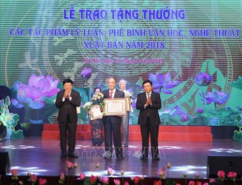 Lễ trao giải A cho các tác giả. Ảnh: Thanh Tùng-TTXVN
