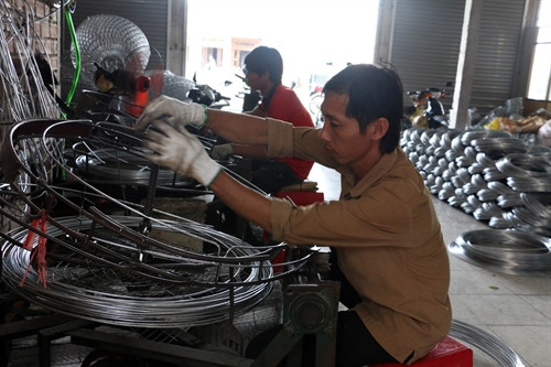 Gia đình anh Nguyễn Văn Cường, ấp Long Huê, xã Long Thới thoát nghèo nhờ nghề đan bội kẽm. Ảnh : Trần Thị Thu Hiền – TTXVN