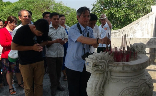 Đoàn tham quan dâng hương, hoa viếng tại Đài tưởng niệm Anh hùng đảo Cồn Cỏ. Đoàn tham quan dâng hương, hoa viếng tại Đài tưởng niệm Anh hùng đảo Cồn Cỏ.