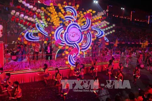 Các nghệ sĩ biểu diễn đi qua lễ đài