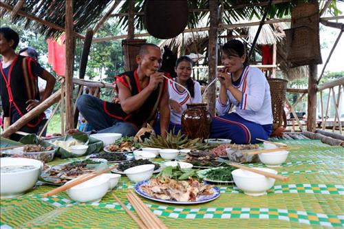 Các nghi thức chuẩn bị cho Tết Ngả rạ của đồng bào dân tộc Cor. Ảnh: Sỹ Thắng – TTXVN Các nghi thức chuẩn bị cho Tết Ngả rạ của đồng bào dân tộc Cor. Ảnh: Sỹ Thắng – TTXVN