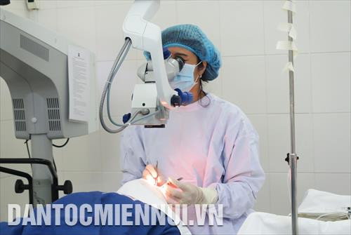 Bác sĩ Bệnh viện Nguyễn Trãi thực hiện phẫu thuật mắt miễn phí cho bệnh nhân nghèo. Ảnh: Đinh Hằng