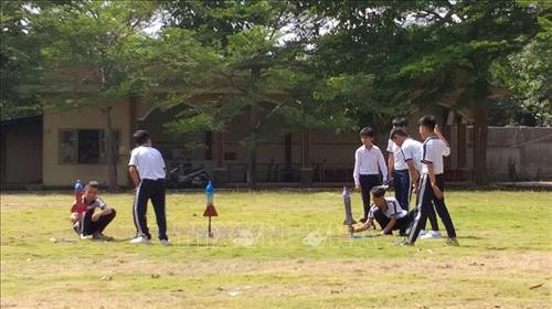 Học sinh trường THPT Lạc Long Quân (huyện Định Quán, Đồng Nai) lắp ráp thành công những tên lửa nước có thể bay cao hàng chục mét trong giờ học Vật lý. Ảnh: Lê Xuân-TTXVN Học sinh trường THPT Lạc Long Quân (huyện Định Quán, Đồng Nai) lắp ráp thành công những tên lửa nước có thể bay cao hàng chục mét trong giờ học Vật lý. Ảnh: Lê Xuân-TTXVN