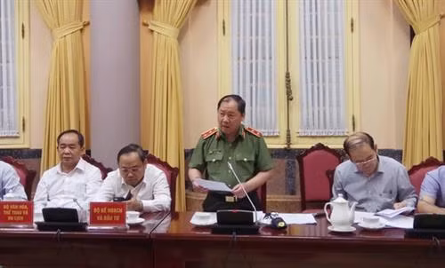 Trung tướng Hoàng Phước Thuận trình bày một số nội dung nổi bật của Luật An ninh mạng. Ảnh: nld.com.vn