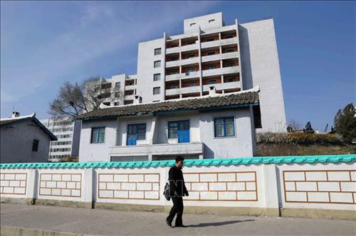 Thủ đô Bình Nhưỡng ngày nay mang một dáng vẻ hiện đại. Ảnh: Phương Hoa – TTXVN Những ngôi nhà cao tầng được sơn nhiều màu sắc mang dáng vẻ hiện đại cho Thủ đô Bình Nhưỡng. Ảnh: Phương Hoa- TTXVN Toàn cảnh thành phố Bình Nhưỡng nhìn từ trên cao. Ảnh: Phương Hoa – TTXVN Tiết mục hòa nhạc của Dàn nhạc Công Huân quốc gia Triều Tiên. Ảnh: Phương Hoa – TTXVN Đúng dịp sinh nhật của Chủ tịch Kim Nhật Thành, Triển lãm hoa được tổ chức tại Thủ đô Bình Nhưỡng. Ảnh: Phương Hoa – TTXVN Một gia đình Triều Tiên tham quan Triển lãm hoa Kim Nhật Thành. Ảnh: Phương Hoa – TTXVN Phụ nữ Triều Tiên mặc trang phục truyền thống vào xem Triển lãm hoa Kim Nhật Thành. Ảnh: Phương Hoa – TTXVN Người dân Triều Tiên xếp hàng vào xem Triển lãm hoa Kim Nhật Thành. Ảnh: Phương Hoa – TTXVN Một ngôi nhà truyền thống bên cạnh những công trình hiện đại. Ảnh: Phương Hoa – TTXVN Người dân và thiếu niên Triều Tiên đến vui chơi ở công viên. Ảnh: Phương Hoa – TTXVN Ngày cuối tuần, người dân Triều Tiên đến vui chơi ở các công viên nổi tiếng. Ảnh: Phương Hoa – TTXVN Một gian hàng dược phẩm ở Bình Nhưỡng. Ảnh: Phương Hoa – TTXVN Học sinh học môn thể thao yêu thích ở trường học. Ảnh: Phương Hoa – TTXVN Lớp học âm nhạc của học sinh Triều Tiên. Ảnh: Phương Hoa – TTXVN Lớp dạy lập trình tại Cung Học sinh Thiếu niên Vạn Cảnh Đài. Ảnh: Phương Hoa – TTXVN Triều Tiên rất chú trọng đến việc phát triển toàn diện con người, học sinh được tham gia các lớp học nghệ thuật. Ảnh: Phương Hoa- TTXVN Học sinh Triều Tiên học viết thư pháp. Ảnh: Phương Hoa – TTXVN Một cặp vợ chồng sắp cưới chụp ảnh trước Bảo tàng Chiến thắng Chiến tranh Giải phóng Tổ quốc. Ảnh: Phương Hoa – TTXVN Người dân xếp hàng trật tự lên phương tiện giao thông công cộng. Ảnh: Phương Hoa- TTXVN Cung Thái Dương Kumsusan-nơi an nghỉ của Chủ tịch Kim Nhật Thành và Kim Jong - Il. Ảnh: Phương Hoa – TTXVN Nhà ga trung tâm ở Thủ đô Bình Nhưỡng. Ảnh: Phương Hoa – TTXVN Tòa nhà Quốc hội ở Thủ đô Bình Nhưỡng. Ảnh: Phương Hoa – TTXVN Ngoài phương tiện giao thông công cộng, người dân Bình Nhưỡng thường xuyên sử dụng xe đạp. Ảnh: Phương Hoa – TTXVN Hoa nở trên đường phố cùng với những ngôi nhà cao tầng mang nhiều màu sắc rực rỡ. Ảnh: Phương Hoa – TTXVN Tượng "Vạn Lý Mã" - bức tượng nổi tiếng ở Bình Nhưỡng. Ảnh: Phương Hoa – TTXVN Những dãy phố với công trình kiến trúc hiện đại được xây dựng ở Bình Nhưỡng. Ảnh: Phương Hoa – TTXVN Nhiều chung cư cao tầng được xây dựng phục vụ chỗ ở cho người dân ở Thủ đô Bình Nhưỡng. Ảnh: Phương Hoa – TTXVN Khải Hoàn Môn - một công trình nổi tiếng ở Bình Nhưỡng. Ảnh: Phương Hoa – TTXVN Tháp Chủ thể cao 170 m là Tượng đài về học thuyết tự lực tự cường ở Triều Tiên. Ảnh: Phương Hoa – TTXVN Một công trình kiến trúc truyền thống của Triều Tiên tại Thủ đô Bình Nhưỡng. Ảnh: Phương Hoa – TTXVN Quảng trường Kim Nhật Thành, nơi tổ chức các sự kiện lớn của Triều Tiên. Ảnh: Phương Hoa – TTXVN Pin năng lượng mặt trời được sử dụng ở nhiều nơi tại Thủ đô Bình Nhưỡng. Ảnh: Phương Hoa – TTXVN Ô tô điện là phương tiện giao thông công cộng phổ biển ở Bình Nhưỡng. Ảnh: Phương Hoa – TTXVN Nhà ga Bình Nhưỡng nhìn từ trên cao. Ảnh: Phương Hoa – TTXVN Tòa nhà Ryugyong cao 330m ở Thủ đô Bình Nhưỡng. Ảnh: Phương Hoa – TTXVN Một công trình lịch sử ở Thủ đô Bình Nhưỡng. Ảnh: Phương Hoa – TTXVN Học sinh mầm non được cô giáo dẫn đi dã ngoại. Ảnh: Phương Hoa – TTXVN Thủ đô Bình Nhưỡng nhìn từ trên cao. Ảnh: Phương Hoa – TTXVN Khu Chang Jong, nơi tập trung nhiều nhà cao tầng. Ảnh: Phương Hoa – TTXVN Thủ đô Bình Nhưỡng ngày nay mang một dáng vẻ hiện đại. Ảnh: Phương Hoa – TTXVN Những ngôi nhà cao tầng được sơn nhiều màu sắc mang dáng vẻ hiện đại cho Thủ đô Bình Nhưỡng. Ảnh: Phương Hoa- TTXVN Toàn cảnh thành phố Bình Nhưỡng nhìn từ trên cao. Ảnh: Phương Hoa – TTXVN Tiết mục hòa nhạc của Dàn nhạc Công Huân quốc gia Triều Tiên. Ảnh: Phương Hoa – TTXVN Đúng dịp sinh nhật của Chủ tịch Kim Nhật Thành, Triển lãm hoa được tổ chức tại Thủ đô Bình Nhưỡng. Ảnh: Phương Hoa – TTXVN Một gia đình Triều Tiên tham quan Triển lãm hoa Kim Nhật Thành. Ảnh: Phương Hoa – TTXVN Phụ nữ Triều Tiên mặc trang phục truyền thống vào xem Triển lãm hoa Kim Nhật Thành. Ảnh: Phương Hoa – TTXVN Người dân Triều Tiên xếp hàng vào xem Triển lãm hoa Kim Nhật Thành. Ảnh: Phương Hoa – TTXVN Một ngôi nhà truyền thống bên cạnh những công trình hiện đại. Ảnh: Phương Hoa – TTXVN Người dân và thiếu niên Triều Tiên đến vui chơi ở công viên. Ảnh: Phương Hoa – TTXVN Ngày cuối tuần, người dân Triều Tiên đến vui chơi ở các công viên nổi tiếng. Ảnh: Phương Hoa – TTXVN Một gian hàng dược phẩm ở Bình Nhưỡng. Ảnh: Phương Hoa – TTXVN Học sinh học môn thể thao yêu thích ở trường học. Ảnh: Phương Hoa – TTXVN Lớp học âm nhạc của học sinh Triều Tiên. Ảnh: Phương Hoa – TTXVN Lớp dạy lập trình tại Cung Học sinh Thiếu niên Vạn Cảnh Đài. Ảnh: Phương Hoa – TTXVN Triều Tiên rất chú trọng đến việc phát triển toàn diện con người, học sinh được tham gia các lớp học nghệ thuật. Ảnh: Phương Hoa- TTXVN Học sinh Triều Tiên học viết thư pháp. Ảnh: Phương Hoa – TTXVN Một cặp vợ chồng sắp cưới chụp ảnh trước Bảo tàng Chiến thắng Chiến tranh Giải phóng Tổ quốc. Ảnh: Phương Hoa – TTXVN Người dân xếp hàng trật tự lên phương tiện giao thông công cộng. Ảnh: Phương Hoa- TTXVN Cung Thái Dương Kumsusan-nơi an nghỉ của Chủ tịch Kim Nhật Thành và Kim Jong - Il. Ảnh: Phương Hoa – TTXVN Nhà ga trung tâm ở Thủ đô Bình Nhưỡng. Ảnh: Phương Hoa – TTXVN Tòa nhà Quốc hội ở Thủ đô Bình Nhưỡng. Ảnh: Phương Hoa – TTXVN Ngoài phương tiện giao thông công cộng, người dân Bình Nhưỡng thường xuyên sử dụng xe đạp. Ảnh: Phương Hoa – TTXVN Hoa nở trên đường phố cùng với những ngôi nhà cao tầng mang nhiều màu sắc rực rỡ. Ảnh: Phương Hoa – TTXVN Tượng "Vạn Lý Mã" - bức tượng nổi tiếng ở Bình Nhưỡng. Ảnh: Phương Hoa – TTXVN Những dãy phố với công trình kiến trúc hiện đại được xây dựng ở Bình Nhưỡng. Ảnh: Phương Hoa – TTXVN Nhiều chung cư cao tầng được xây dựng phục vụ chỗ ở cho người dân ở Thủ đô Bình Nhưỡng. Ảnh: Phương Hoa – TTXVN Khải Hoàn Môn - một công trình nổi tiếng ở Bình Nhưỡng. Ảnh: Phương Hoa – TTXVN Tháp Chủ thể cao 170 m là Tượng đài về học thuyết tự lực tự cường ở Triều Tiên. Ảnh: Phương Hoa – TTXVN Một công trình kiến trúc truyền thống của Triều Tiên tại Thủ đô Bình Nhưỡng. Ảnh: Phương Hoa – TTXVN Quảng trường Kim Nhật Thành, nơi tổ chức các sự kiện lớn của Triều Tiên. Ảnh: Phương Hoa – TTXVN Pin năng lượng mặt trời được sử dụng ở nhiều nơi tại Thủ đô Bình Nhưỡng. Ảnh: Phương Hoa – TTXVN Ô tô điện là phương tiện giao thông công cộng phổ biển ở Bình Nhưỡng. Ảnh: Phương Hoa – TTXVN Nhà ga Bình Nhưỡng nhìn từ trên cao. Ảnh: Phương Hoa – TTXVN Tòa nhà Ryugyong cao 330m ở Thủ đô Bình Nhưỡng. Ảnh: Phương Hoa – TTXVN Một công trình lịch sử ở Thủ đô Bình Nhưỡng. Ảnh: Phương Hoa – TTXVN Học sinh mầm non được cô giáo dẫn đi dã ngoại. Ảnh: Phương Hoa – TTXVN Thủ đô Bình Nhưỡng nhìn từ trên cao. Ảnh: Phương Hoa – TTXVN Khu Chang Jong, nơi tập trung nhiều nhà cao tầng. Ảnh: Phương Hoa – TTXVN