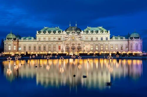 Tallinn, Estonia: Tallinn hấp dẫn du khách bằng những con phố lát đá cuội uốn lượn cùng nhiều công trình cổ. Đặc biệt, trong mùa đông, khi tuyết rơi, khách du lịch đến thành phố có cảm giác như bước vào thế giới cổ tích. Tại đây, du khách có thể ghé thăm hơn 20 tòa tháp cổ tích và Song Festival Grounds. Bên cạnh đó, từ giữa tháng 11 đến đầu tháng 1, du khách có thể khám phá khu chợ Giáng sinh tại quảng trường Town Hall Square. Ảnh: Dimbar76/Shutterstock. Copenhagen, Đan Mạch: Những tòa nhà đầy màu sắc cùng hệ thống kênh rạch và đường phố rải sỏi góp phần tạo nên một kỳ nghỉ mùa đông lý tưởng tại Copenhagen. Nơi đây có Tivoli, một trong những công viên giải trí lâu đời nhất thế giới với nhiều trải nghiệm thú vị. Bên cạnh đó, thành phố còn có hấp dẫn du khách với nhiều quán cà phê nổi tiếng như Hviids Vinstue 300 năm tuổi hay những ly rượu vang glögg huyền thoại. Ảnh: MikhailMarkovskiy/Shutterstock. Saariselkä, Lapland, Phần Lan: Lapland vốn được coi là quê hương của ông già Noel và luôn là điểm đến hấp dẫn trong mùa đông. Tại Saariselkä, ngôi làng nhỏ nằm ở trung tâm của Lapland, du khách được trải nghiệm những chuyến xe trượt tuyết chó kéo chạy qua những mặt hồ đóng băng hay ghé thăm những khu vực hoang dã và ngắm nhìn các loài động vật. Ngoài ra, trong một số hành trình đặc biệt, khách du lịch còn có cơ hội được trải nghiệm hoạt động câu cá trên băng. Ảnh: BlueOrangeStudio/Shutterstock. Bruges, Bỉ: Thành phố Bruges nổi tiếng với hệ thống kênh đào đẹp như tranh vẽ, đường phố lát đá cùng hơn 40 cửa hàng chocolate. Không chỉ vậy, đến Bruges du khách còn có thể ghé thăm tháp chuông cổ nằm ở trung tâm thành phố và leo lên 366 bậc thang của tháp để ngắm nhìn đường chân trời mờ sương cùng những tòa nhà màu phấn trắng. Bên cạnh đó, thành phố còn là nơi tổ chức Liên hoan điêu khắc đá với cung điện bằng đá rộng lớn cùng với những tác phẩm ngoạn mục là hình nhân vật Disney được yêu thích. Ảnh: Groupon. Amsterdam, Hà Lan: Vào tháng 12, những dòng kênh của Amsterdam trở thành một phòng trưng bày nghệ thuật lấp lánh với Lễ hội ánh sáng được diễn ra hàng năm. Vào thời gian này, du khách có thể ngồi trên thuyền và ngắm nhìn những tác phẩm điêu khắc cùng những ánh đèn LED rực rỡ ở khắp nơi, sau đó, dừng lại tại một gian hàng đường phố và khám phá ẩm thực nơi đây. Ngoài ra, khách du lịch còn có thể tham quan lâu đài và chiêm ngưỡng cây thông Noel khổng lồ. Ảnh: Tripmonk. St Petersburg, Nga: Vào mùa đông, tuyết phủ trắng trên những cây cầu lịch sử và cung điện lộng lẫy của St Petersburg. Nhiều thời điểm trong mùa đông, nhiệt độ tại thành phố có thể dưới mức 0 độ C càng khiến cảnh quan trở nên huyền ảo hơn. Khách du lịch đến St Pertersburg có thể ghé thăm nhà thờ Isaac với mái vòm màu vàng nổi tiếng, đến bảo tàng Hermitage có bộ sưu tập nghệ thuật ngoạn mục hoặc trượt băng tại công viên Victory hay xem người dân địa phương đánh cá đánh trên Sông Neva. Ảnh: Dimbar76/Shutterstock. Sibiu, Romania: Nằm giữa khung cảnh của dãy núi Făgăraş phủ tuyết trắng, thành phố Sibiu giống như một mê cung với đường phố nhỏ hẹp và tường thành phố cao chót vót. Những trải nghiệm nổi bật khi du khách đến Sibiu có thể kể đến như ghé thăm cây cầu Lies nổi tiếng, chiêm ngưỡng tán cây lấp lánh ánh đèn ở quảng trường chính hay xem The Nutcracker tại nhà hát Ballet Sibiu. Ảnh: Emperorcosar/Shutterstock. Edinburgh, Scotland: Ghé thăm thành phố lịch sử Edinburgh trong mùa đông, du khách được chiêm ngưỡng sân băng cùng lâu đài Edinburgh tuyệt đẹp, thưởng thức những ly rượu whisky ấm áp hay đi bộ trên tuyến đường Royal Mile nổi tiếng. Ngoài ra, du khách còn có cơ hội tham gia lễ hội Hogmanay chào đón năm mới sôi động với các buổi hòa nhạc náo nhiệt cùng những màn pháo hoa và rước đuốc rực rỡ. Ảnh: ScenicShutterbug/Shutterstock. Vườn quốc gia Vatnajökull, Iceland: Iceland là điểm đến hàng đầu cho những chuyến phiêu lưu mùa đông, trong đó, nổi bật nhất là các hang động băng ở vườn quốc gia Vatnajökull. Những hang động băng được hình thành trong mùa đông ở đây thu hút không ít du khách từ khắp nơi trên thế giới. Tuy nhiên, những chuyến tham quan này luôn cần hướng dẫn viên vì những hang động có thể sụp đổ bất cứ lúc nào. Sau một buổi sáng khám phá hang động băng, du khách có thể đến Hoffell Hot Tubs và nghỉ ngơi tại một trong 5 hồ bơi có không gian cảnh quan ngoạn mục tại đây. Ảnh: AnnaOm/Shutterstock. Vienna, nước Áo: Với cung điện hoàng gia, những khu chợ Giáng sinh quyến rũ và văn hóa cà phê hấp dẫn, Vienna là thành phố thu hút không ít du khách trong mùa đông. Đây cũng là nơi phát minh ra những quả cầu tuyết vào những năm 1900. Đến Vienna, du khách được ngắm nhìn ánh đèn lấp lánh của từ bánh xe Ferris khổng lồ, thưởng thức những ly chocolate nóng tại một trong những quán cà phê trang nhã sau đó ghé thăm bảo tàng cầu tuyết. Ảnh: DiyanaDimitrova/Shutterstock. Prague, Cộng hòa Séc: Phố cổ lấp lánh ánh sáng, những mái nhà màu đỏ tuyết phủ, khu chợ giáng sinh nhộn nhịp hay ẩm thực phong phú là những yếu tố thu hút du khách đến Prague trong mùa đông. Bên cạnh đó, du khách đến Prague còn có thể tham gia một chuyến đi trong ngày tới vườn quốc gia České Švýcarsko, còn được gọi là Thụy Sĩ của Séc, ngắm nhìn các sườn núi cùng những ngọn đồi phủ đầy tuyết hay ghé thăm cây cầu đá gỗ khổng lồ Pravčická brána. Ảnh: Feelgoodstudio/Shutterstock.