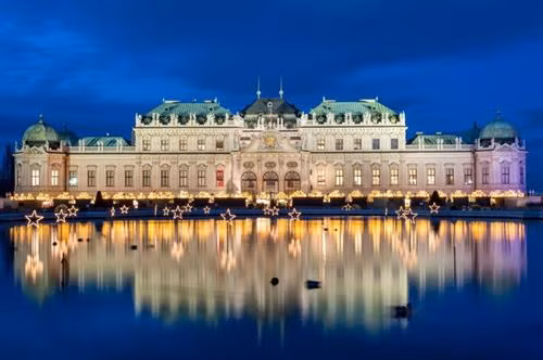 Tallinn, Estonia: Tallinn hấp dẫn du khách bằng những con phố lát đá cuội uốn lượn cùng nhiều công trình cổ. Đặc biệt, trong mùa đông, khi tuyết rơi, khách du lịch đến thành phố có cảm giác như bước vào thế giới cổ tích. Tại đây, du khách có thể ghé thăm hơn 20 tòa tháp cổ tích và Song Festival Grounds. Bên cạnh đó, từ giữa tháng 11 đến đầu tháng 1, du khách có thể khám phá khu chợ Giáng sinh tại quảng trường Town Hall Square. Ảnh: Dimbar76/Shutterstock. Copenhagen, Đan Mạch: Những tòa nhà đầy màu sắc cùng hệ thống kênh rạch và đường phố rải sỏi góp phần tạo nên một kỳ nghỉ mùa đông lý tưởng tại Copenhagen. Nơi đây có Tivoli, một trong những công viên giải trí lâu đời nhất thế giới với nhiều trải nghiệm thú vị. Bên cạnh đó, thành phố còn có hấp dẫn du khách với nhiều quán cà phê nổi tiếng như Hviids Vinstue 300 năm tuổi hay những ly rượu vang glögg huyền thoại. Ảnh: MikhailMarkovskiy/Shutterstock. Saariselkä, Lapland, Phần Lan: Lapland vốn được coi là quê hương của ông già Noel và luôn là điểm đến hấp dẫn trong mùa đông. Tại Saariselkä, ngôi làng nhỏ nằm ở trung tâm của Lapland, du khách được trải nghiệm những chuyến xe trượt tuyết chó kéo chạy qua những mặt hồ đóng băng hay ghé thăm những khu vực hoang dã và ngắm nhìn các loài động vật. Ngoài ra, trong một số hành trình đặc biệt, khách du lịch còn có cơ hội được trải nghiệm hoạt động câu cá trên băng. Ảnh: BlueOrangeStudio/Shutterstock. Bruges, Bỉ: Thành phố Bruges nổi tiếng với hệ thống kênh đào đẹp như tranh vẽ, đường phố lát đá cùng hơn 40 cửa hàng chocolate. Không chỉ vậy, đến Bruges du khách còn có thể ghé thăm tháp chuông cổ nằm ở trung tâm thành phố và leo lên 366 bậc thang của tháp để ngắm nhìn đường chân trời mờ sương cùng những tòa nhà màu phấn trắng. Bên cạnh đó, thành phố còn là nơi tổ chức Liên hoan điêu khắc đá với cung điện bằng đá rộng lớn cùng với những tác phẩm ngoạn mục là hình nhân vật Disney được yêu thích. Ảnh: Groupon. Amsterdam, Hà Lan: Vào tháng 12, những dòng kênh của Amsterdam trở thành một phòng trưng bày nghệ thuật lấp lánh với Lễ hội ánh sáng được diễn ra hàng năm. Vào thời gian này, du khách có thể ngồi trên thuyền và ngắm nhìn những tác phẩm điêu khắc cùng những ánh đèn LED rực rỡ ở khắp nơi, sau đó, dừng lại tại một gian hàng đường phố và khám phá ẩm thực nơi đây. Ngoài ra, khách du lịch còn có thể tham quan lâu đài và chiêm ngưỡng cây thông Noel khổng lồ. Ảnh: Tripmonk. St Petersburg, Nga: Vào mùa đông, tuyết phủ trắng trên những cây cầu lịch sử và cung điện lộng lẫy của St Petersburg. Nhiều thời điểm trong mùa đông, nhiệt độ tại thành phố có thể dưới mức 0 độ C càng khiến cảnh quan trở nên huyền ảo hơn. Khách du lịch đến St Pertersburg có thể ghé thăm nhà thờ Isaac với mái vòm màu vàng nổi tiếng, đến bảo tàng Hermitage có bộ sưu tập nghệ thuật ngoạn mục hoặc trượt băng tại công viên Victory hay xem người dân địa phương đánh cá đánh trên Sông Neva. Ảnh: Dimbar76/Shutterstock. Sibiu, Romania: Nằm giữa khung cảnh của dãy núi Făgăraş phủ tuyết trắng, thành phố Sibiu giống như một mê cung với đường phố nhỏ hẹp và tường thành phố cao chót vót. Những trải nghiệm nổi bật khi du khách đến Sibiu có thể kể đến như ghé thăm cây cầu Lies nổi tiếng, chiêm ngưỡng tán cây lấp lánh ánh đèn ở quảng trường chính hay xem The Nutcracker tại nhà hát Ballet Sibiu. Ảnh: Emperorcosar/Shutterstock. Edinburgh, Scotland: Ghé thăm thành phố lịch sử Edinburgh trong mùa đông, du khách được chiêm ngưỡng sân băng cùng lâu đài Edinburgh tuyệt đẹp, thưởng thức những ly rượu whisky ấm áp hay đi bộ trên tuyến đường Royal Mile nổi tiếng. Ngoài ra, du khách còn có cơ hội tham gia lễ hội Hogmanay chào đón năm mới sôi động với các buổi hòa nhạc náo nhiệt cùng những màn pháo hoa và rước đuốc rực rỡ. Ảnh: ScenicShutterbug/Shutterstock. Vườn quốc gia Vatnajökull, Iceland: Iceland là điểm đến hàng đầu cho những chuyến phiêu lưu mùa đông, trong đó, nổi bật nhất là các hang động băng ở vườn quốc gia Vatnajökull. Những hang động băng được hình thành trong mùa đông ở đây thu hút không ít du khách từ khắp nơi trên thế giới. Tuy nhiên, những chuyến tham quan này luôn cần hướng dẫn viên vì những hang động có thể sụp đổ bất cứ lúc nào. Sau một buổi sáng khám phá hang động băng, du khách có thể đến Hoffell Hot Tubs và nghỉ ngơi tại một trong 5 hồ bơi có không gian cảnh quan ngoạn mục tại đây. Ảnh: AnnaOm/Shutterstock. Vienna, nước Áo: Với cung điện hoàng gia, những khu chợ Giáng sinh quyến rũ và văn hóa cà phê hấp dẫn, Vienna là thành phố thu hút không ít du khách trong mùa đông. Đây cũng là nơi phát minh ra những quả cầu tuyết vào những năm 1900. Đến Vienna, du khách được ngắm nhìn ánh đèn lấp lánh của từ bánh xe Ferris khổng lồ, thưởng thức những ly chocolate nóng tại một trong những quán cà phê trang nhã sau đó ghé thăm bảo tàng cầu tuyết. Ảnh: DiyanaDimitrova/Shutterstock. Prague, Cộng hòa Séc: Phố cổ lấp lánh ánh sáng, những mái nhà màu đỏ tuyết phủ, khu chợ giáng sinh nhộn nhịp hay ẩm thực phong phú là những yếu tố thu hút du khách đến Prague trong mùa đông. Bên cạnh đó, du khách đến Prague còn có thể tham gia một chuyến đi trong ngày tới vườn quốc gia České Švýcarsko, còn được gọi là Thụy Sĩ của Séc, ngắm nhìn các sườn núi cùng những ngọn đồi phủ đầy tuyết hay ghé thăm cây cầu đá gỗ khổng lồ Pravčická brána. Ảnh: Feelgoodstudio/Shutterstock.