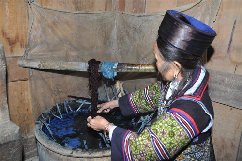 Nhuộm chàm thổ cẩm của người Mông xã Lao Chải, Sa Pa.