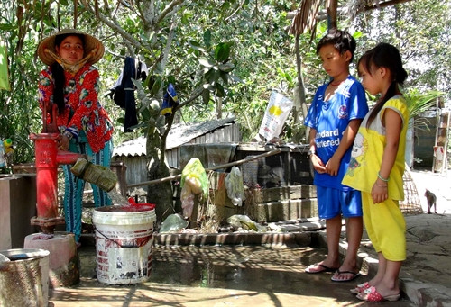 Người dân xã Khánh Bình Tây Bắc (huyện Trần Văn Thời) vẫn phải dùng nước giếng nhiếm mặn để sinh hoạt. Người dân xã Khánh Bình Tây Bắc (huyện Trần Văn Thời) vẫn phải dùng nước giếng nhiếm mặn để sinh hoạt.