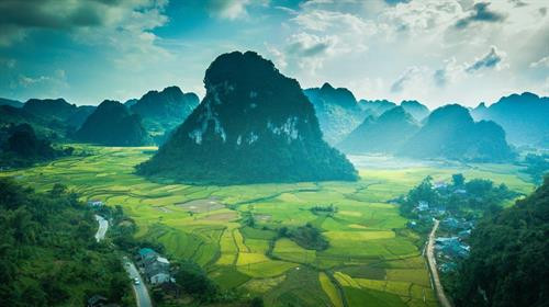 Vẻ đẹp của những thung lũng vào mùa lúa chín vàng với núi non trùng điệp bao quanh, mang đặc trưng của tỉnh Cao Bằng. Ảnh: Trọng Đạt – TTXVN Vẻ đẹp của những thung lũng vào mùa lúa chín vàng với núi non trùng điệp bao quanh, mang đặc trưng của tỉnh Cao Bằng. Ảnh: Trọng Đạt – TTXVN
