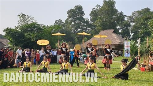 Đồng bào biểu diễn điệu múa truyền thống của dân tộc mình. Ảnh: Hoàng Hải Đồng bào biểu diễn điệu múa truyền thống của dân tộc mình. Ảnh: Hoàng Hải