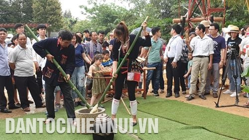 Đồng bào dân tộc Dao giới thiệu ẩm thực bánh dày. Ảnh: Hoàng Hải Đồng bào dân tộc Dao giới thiệu ẩm thực bánh dày. Ảnh: Hoàng Hải