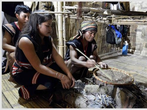 Hình ảnh bếp lửa được tái hiện trong lễ mừng lúa mới của dân tộc Xơ Đăng tại Làng Văn hóa - Du lich các dân tộc Việt Nam. Hình ảnh bếp lửa được tái hiện trong lễ mừng lúa mới của dân tộc Xơ Đăng tại Làng Văn hóa - Du lich các dân tộc Việt Nam.