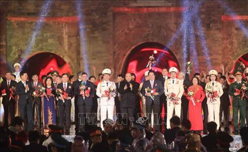 Thủ tướng Chính phủ Nguyễn Xuân Phúc, đồng chí Võ Văn Thưởng - ủy viên Bộ Chính trị, Bí thư Trung ương Đảng, Trưởng Ban Tuyên giáo Trung ương tặng hoa và kỷ niệm chương 90 năm Đảng Cộng sản Việt Nam cho các cấp ủy, tổ chức đảng và đảng viên tiêu biểu. Ảnh: Thanh Tùng-TTXVN Thủ tướng Chính phủ Nguyễn Xuân Phúc, đồng chí Võ Văn Thưởng - ủy viên Bộ Chính trị, Bí thư Trung ương Đảng, Trưởng Ban Tuyên giáo Trung ương tặng hoa và kỷ niệm chương 90 năm Đảng Cộng sản Việt Nam cho các cấp ủy, tổ chức đảng và đảng viên tiêu biểu. Ảnh: Thanh Tùng-TTXVN