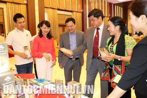 Thứ trưởng Bộ Nông nghiệp và Phát triển Nông thôn Trần Thanh Nam cùng lãnh đạo Sở Nông nghiệp và Phát triển Nông thôn Hà Nội thăm quan gian hàng trưng bày cà phê sạch .