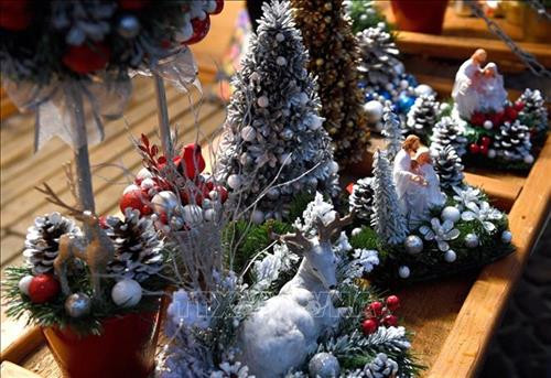 Đồ trang trí được bày bán tại chợ Giáng sinh ở Rzeszow, Ba Lan Ảnh: PAP/ TTXVN Đồ trang trí được bày bán tại chợ Giáng sinh ở Rzeszow, Ba Lan Ảnh: PAP/ TTXVN