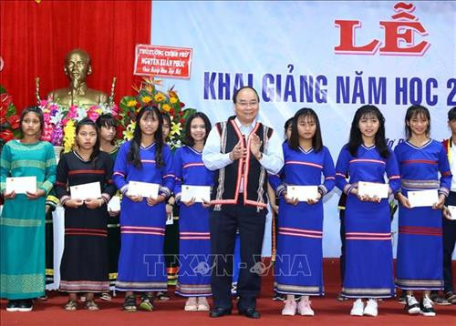 Thủ tướng Nguyễn Xuân Phúc tặng quà cho học sinh Trường Phổ thông Dân tộc nội trú huyện Tu Mơ Rông, tỉnh Kon Tum. Ảnh: Thống Nhất – TTXVN Thủ tướng Nguyễn Xuân Phúc tặng quà cho học sinh Trường Phổ thông Dân tộc nội trú huyện Tu Mơ Rông, tỉnh Kon Tum. Ảnh: Thống Nhất – TTXVN