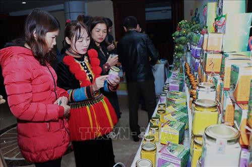 Khách tham quan gian hàng trưng bày sản phẩm OCOP - BK 2018. Ảnh: Vũ Hoàng Giang - TTXVN Khách tham quan gian hàng trưng bày sản phẩm OCOP - BK 2018. Ảnh: Vũ Hoàng Giang - TTXVN