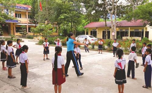 Giờ học thể dục của học sinh Trường tiểu học Thượng Quảng. Ảnh: baothuathienhue.vn Giờ học thể dục của học sinh Trường tiểu học Thượng Quảng. Ảnh: baothuathienhue.vn