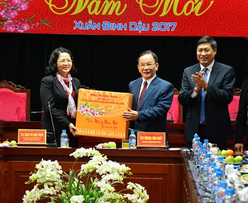 Phó chủ tịch nước Đặng thị Ngọc Thịnh tặng quà cho tỉnh Sơn La. Ảnh: Công Luật-TTXVN