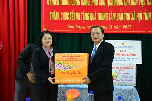 Phó chủ tịch nước Đặng thị Ngọc Thịnh tặng quà cho Trung tâm bảo trợ xã hội tỉnh Sơn La. Ảnh: Công Luật-TTXVN