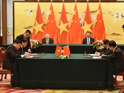 Tổng Bí thư Nguyễn Phú Trọng và Tổng Bí thư, Chủ tịch nước Trung Quốc, Tập Cận Bình chứng kiến Lễ ký kết các Văn kiện hợp tác giữa Việt Nam và Trung Quốc. Ảnh: TTXVN phát.