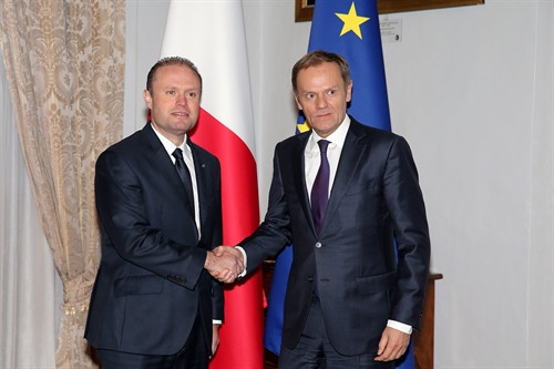 Thủ tướng Malta Joseph Muscat (trái) và Chủ tịch Hội đồng châu Âu - ông Donald Tusk (phải) tại buổi lễ ở Valletta. EPA/TTXVN