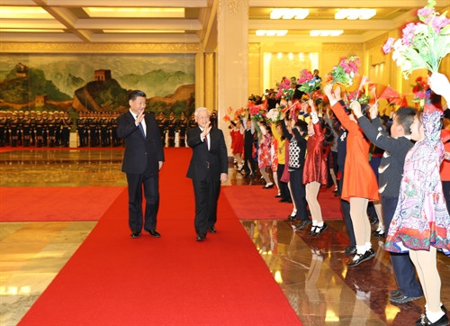 Tổng Bí thư Nguyễn Phú Trọng và Tổng Bí thư, Chủ tịch nước Trung Quốc Tập Cận Bình vẫy chào các cháu thiếu nhi tại Lễ đón. Ảnh: Trí Dũng – TTXVN