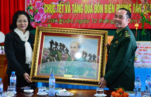 Phó chủ tịch nước Đặng thị Ngọc Thịnh tặng quà cho đồn biên phòng Tân Xuân, huyện Vân Hồ. Ảnh: Công Luật-TTXVN