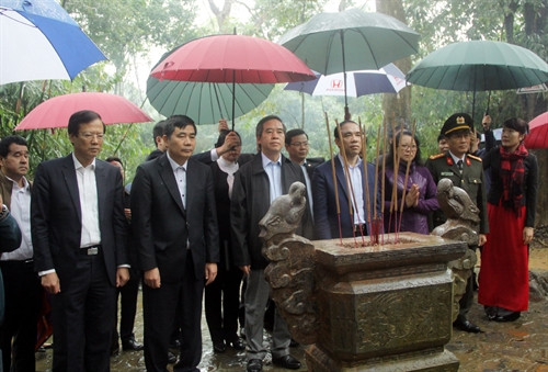 Đồng chí Nguyễn Văn Bình cùng đoàn công tác dâng hương tại lán Nà Lừa trong khu Di tích Quốc gia đặc biệt Tân Trào. Ảnh: Quang Cường – TTXVN. Đồng chí Nguyễn Văn Bình cùng đoàn công tác dâng hương tại lán Nà Lừa trong khu Di tích Quốc gia đặc biệt Tân Trào. Ảnh: Quang Cường – TTXVN.