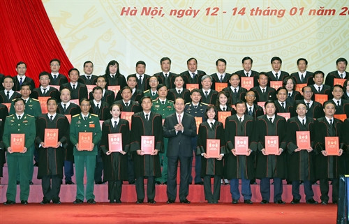 Trần Đại Quang trao Quyết định bổ nhiệm cho các thẩm phán cao cấp. Ảnh: Nhan Sáng-TTXVN