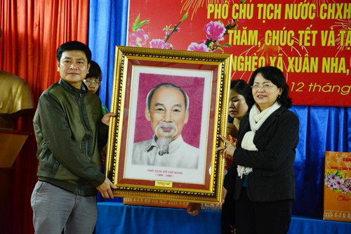 Phó chủ tịch nước Đặng thị Ngọc Thịnh tặng quà cho UBND xã Xuân Nha, huyện Vân Hồ. Ảnh: Công Luật-TTXVN