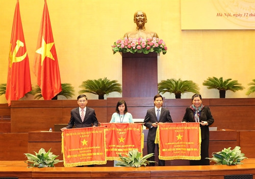 Tại hội nghị, Phó Chủ tịch Quốc hội Tòng Thị Phóng trao tặng Cờ thi đua của Chính phủ cho đại diện Văn phòng Đoàn đại biểu Quốc hội TP. Hồ Chí Minh, Vụ Tổ chức-Cán bộ (Văn phòng Quốc hội) và Văn phòng Đoàn đại biểu Quốc hội tỉnh Vĩnh Phúc. Ảnh: Trọng Đức - TTXVN