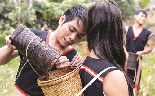 Lúa được đổ vào gùi để mang về nhà cúng lúa mới