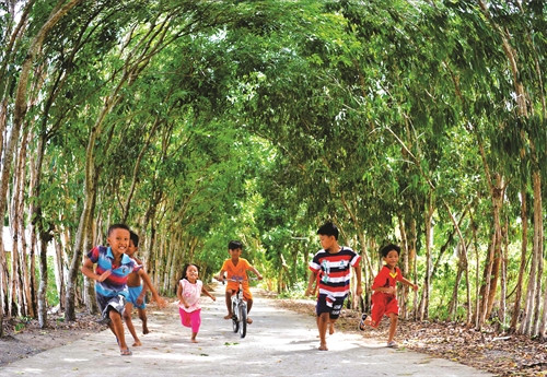 Trẻ em Khmer chơi đùa với chiếc xe đạp