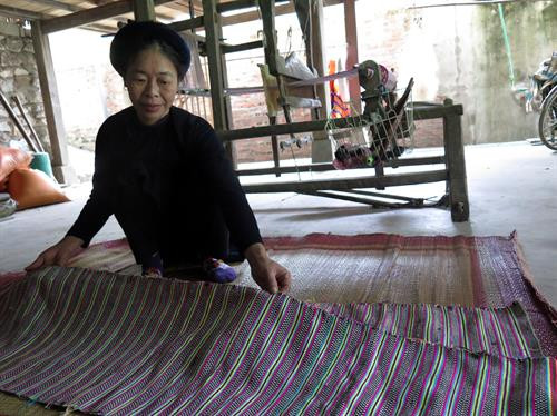 Công đoạn se sợi. Ảnh: Đức Hiếu - TTXVN Công đoạn phơi sợi. Ảnh: Đức Hiếu - TTXVN Sản phẩm vải được dệt thủ công. Ảnh: Đức Hiếu - TTXVN Công đoạn se sợi. Ảnh: Đức Hiếu - TTXVN Công đoạn phơi sợi. Ảnh: Đức Hiếu - TTXVN Sản phẩm vải được dệt thủ công. Ảnh: Đức Hiếu - TTXVN