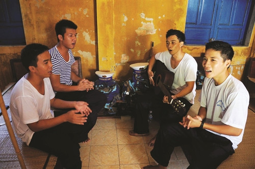 Sau giờ tập luyện nơi thao trường là những phút giây thảnh thơi của các chiến sĩ đảo Hòn Khoai Sau giờ tập luyện nơi thao trường là những phút giây thảnh thơi của các chiến sĩ đảo Hòn Khoai