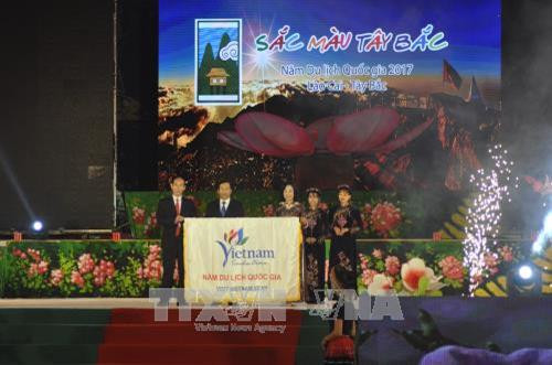 Bà Vũ Thị Thu Thủy, Phó Chủ tịch UBND tỉnh Quảng Ninh tiếp nhận cờ đăng cai tổ chức Năm Du lịch quốc gia 2018 Quảng Ninh với chủ đề “Hạ Long - Di sản, Kỳ quan - điểm đến thân thiện”. Ảnh: Hương Thu-TTXVN Bà Vũ Thị Thu Thủy, Phó Chủ tịch UBND tỉnh Quảng Ninh tiếp nhận cờ đăng cai tổ chức Năm Du lịch quốc gia 2018 Quảng Ninh với chủ đề “Hạ Long - Di sản, Kỳ quan - điểm đến thân thiện”. Ảnh: Hương Thu-TTXVN